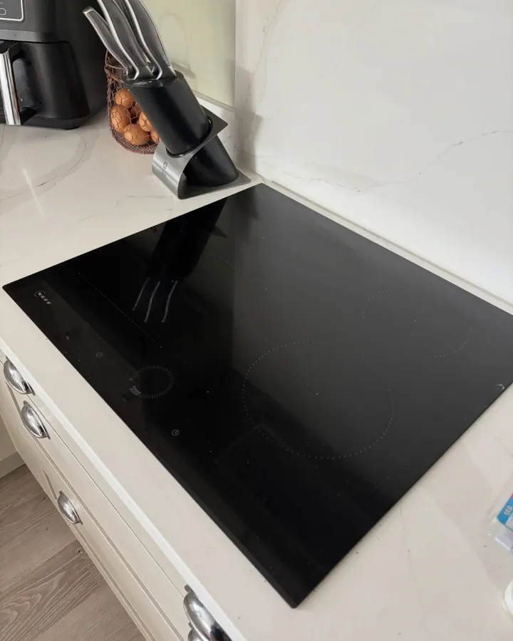 A black hob left streak free