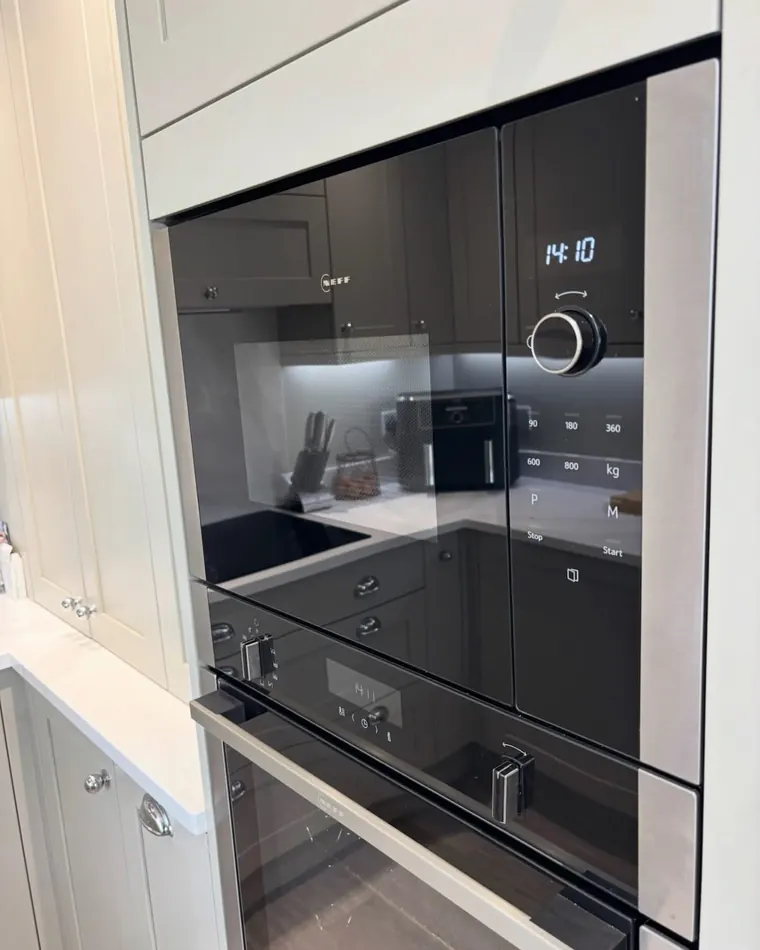 The same built-in oven and microwave after cleaning, glass clear and reflective